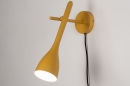 Foto 73963-1: Okergele wandlamp met een bijzonder design