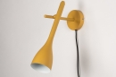 Foto 73963-5: Okergele wandlamp met een bijzonder design