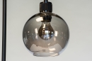 Foto 74035-12 detailfoto: Zwarte vloerlamp met bol van rookglas en industriële fitting