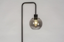 Foto 74035-3 schuinaanzicht: Zwarte vloerlamp met bol van rookglas en industriële fitting