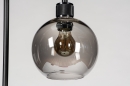 Foto 74035-8 detailfoto: Zwarte vloerlamp met bol van rookglas en industriële fitting
