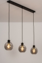 Foto 74037-1 schuinaanzicht: Zwarte hanglamp met drie bollen van rookglas en luxe fittingen