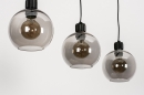 Foto 74037-10 schuinaanzicht: Zwarte hanglamp met drie bollen van rookglas en luxe fittingen