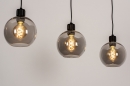 Foto 74037-2 schuinaanzicht: Zwarte hanglamp met drie bollen van rookglas en luxe fittingen
