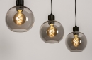 Foto 74037-3 schuinaanzicht: Zwarte hanglamp met drie bollen van rookglas en luxe fittingen