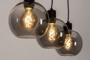 Foto 74037-4 schuinaanzicht: Zwarte hanglamp met drie bollen van rookglas en luxe fittingen