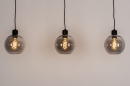 Foto 74037-6 vooraanzicht: Zwarte hanglamp met drie bollen van rookglas en luxe fittingen