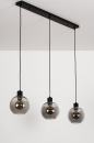 Foto 74037-7 schuinaanzicht: Zwarte hanglamp met drie bollen van rookglas en luxe fittingen