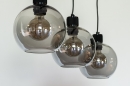 Foto 74037-8 schuinaanzicht: Zwarte hanglamp met drie bollen van rookglas en luxe fittingen