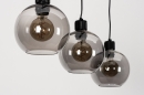 Foto 74037-9 schuinaanzicht: Zwarte hanglamp met drie bollen van rookglas en luxe fittingen
