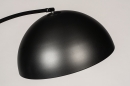 Foto 74066-7: Zwarte booglamp met grote zwarte kap met gouden binnenkant