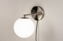 Foto 74130-3: Retro wandlamp met bol van opaalglas en schakelaar op de wandplaat