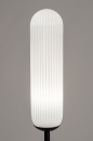 Foto 74177-3: Zwart staande lamp met wit opaalglas 