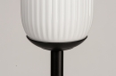 Foto 74177-5: Zwart staande lamp met wit opaalglas 
