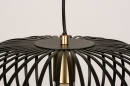 Foto 74244-11 detailfoto: Zwarte hanglamp met Open Metalen Lampenkap met spijlen en messing details voor sfeervolle verlichting boven de eettafel
