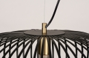 Foto 74245-10 detailfoto: Zwarte hanglamp met Open Metalen Lampenkap met spijlen en Messing details voor sfeervolle verlichting boven de eettafe