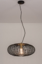 Foto 74245-2 onderaanzicht: Zwarte hanglamp met Open Metalen Lampenkap met spijlen en Messing details voor sfeervolle verlichting boven de eettafe