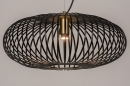 Foto 74245-4 onderaanzicht: Zwarte hanglamp met Open Metalen Lampenkap met spijlen en Messing details voor sfeervolle verlichting boven de eettafe