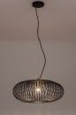 Foto 74245-5 onderaanzicht: Zwarte hanglamp met Open Metalen Lampenkap met spijlen en Messing details voor sfeervolle verlichting boven de eettafe