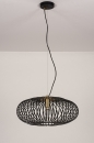 Foto 74245-6 onderaanzicht: Zwarte hanglamp met Open Metalen Lampenkap met spijlen en Messing details voor sfeervolle verlichting boven de eettafe