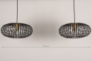 Foto 74246-1 maatindicatie: Zwarte hanglamp met Open Metalen Lampenkap met spijlen en Messing details voor sfeervolle verlichting boven de eettafe