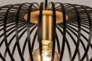 Foto 74246-14 detailfoto: Zwarte hanglamp met Open Metalen Lampenkap met spijlen en Messing details voor sfeervolle verlichting boven de eettafe