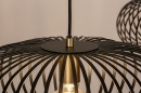 Foto 74246-15 detailfoto: Zwarte hanglamp met Open Metalen Lampenkap met spijlen en Messing details voor sfeervolle verlichting boven de eettafe