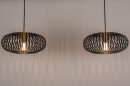 Foto 74246-7 vooraanzicht: Zwarte hanglamp met Open Metalen Lampenkap met spijlen en Messing details voor sfeervolle verlichting boven de eettafe