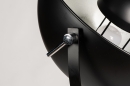 Foto 74360-10 detailfoto: Verstelbare, Tripod vloerlamp uitgevoerd in een zwarte kleur, voorzien van zilveren binnenzijde van de kap.