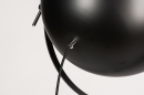 Foto 74360-11: Verstellbare Stativ-Stehleuchte in schwarzer Farbe, mit silberner Innenseite des Schirms.