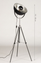Foto 74360-14 maatindicatie: Verstelbare, Tripod vloerlamp uitgevoerd in een zwarte kleur, voorzien van zilveren binnenzijde van de kap.