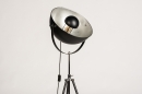 Foto 74360-20 schuinaanzicht: Verstelbare, Tripod vloerlamp uitgevoerd in een zwarte kleur, voorzien van zilveren binnenzijde van de kap.