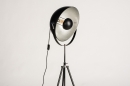 Foto 74360-21 schuinaanzicht: Verstelbare, Tripod vloerlamp uitgevoerd in een zwarte kleur, voorzien van zilveren binnenzijde van de kap.