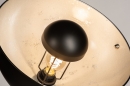 Foto 74360-23 detailfoto: Verstelbare, Tripod vloerlamp uitgevoerd in een zwarte kleur, voorzien van zilveren binnenzijde van de kap.