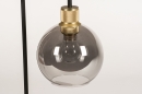 Foto 74394-6 detailfoto: Zwarte staande tafellamp met messing fitting en bol van rookglas