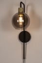 Foto 74397-2 vooraanzicht: Zwarte wandlamp met messing fitting een rookglas