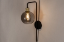 Foto 74397-3 schuinaanzicht: Zwarte wandlamp met messing fitting een rookglas