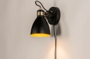 Foto 74461-2 schuinaanzicht: Trendy wandlamp in de kleuren combi zwart, goud en messing.