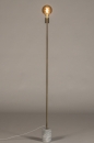 Foto 74480-3: Goldfarbene Stehlampe in Messing auf weißem Marmorsockel.