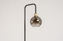 Foto 74546-6 schuinaanzicht: Zwarte vloerlamp met bol van rookglas en prachtige messing details