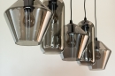 Foto 74682-2 detailfoto: Zwarte hanglamp met vijf rookglazen aan een smalle plafondplaat