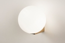 Foto 74697-3: Art deco wandlamp met messing en een bol van glas voor in de badkamer