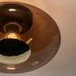 Foto 74818-5 detailfoto: Ronde plafondlamp van bruin glas met detail in messing/goud