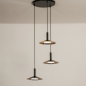 Foto 74901-2 vooraanzicht: Ronde led hanglamp met drie metalen kappen in zwart met goud, geeft indirect licht 