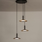 Foto 74901-3 vooraanzicht: Ronde led hanglamp met drie metalen kappen in zwart met goud, geeft indirect licht 